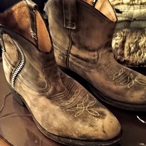 LAURA LEE BRAND LEATHER BOOTS!! MADE IN MEXICO, DISTRESSED LOOK!!